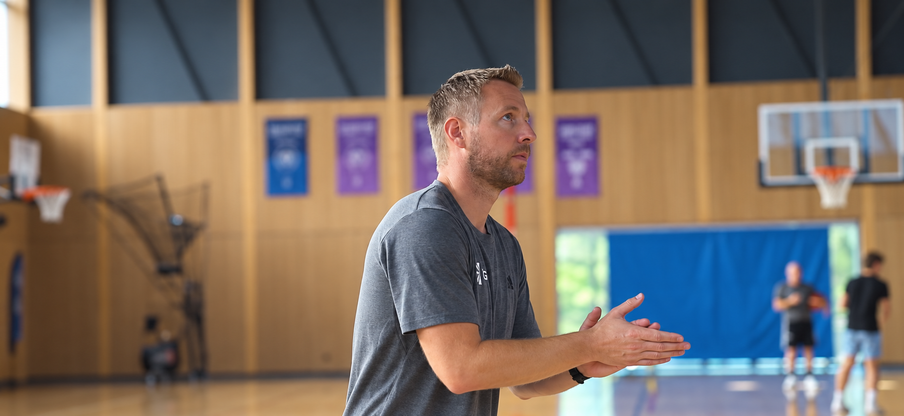 Julien Burke en pleine séance de coaching dans un gymnase